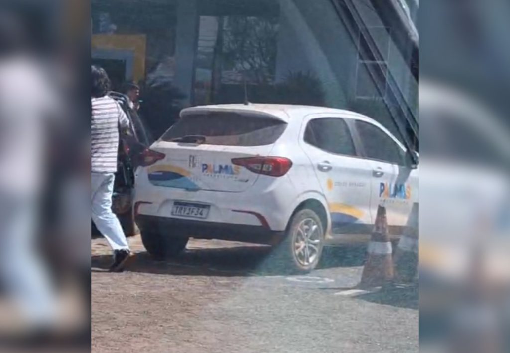 Carro da Prefeitura de Palmas é flagrado em vaga para idosos no mesmo dia de ação educativa
