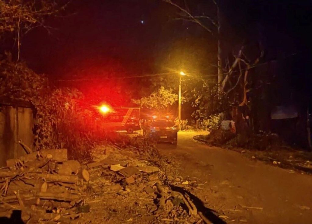 Homem ataca a própria esposa e uma vizinha a facadas e foge