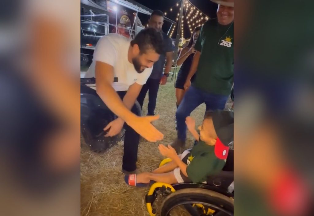 Henrique canta com fã mirim e inspira nas redes sociais: ‘Momento inesquecível’